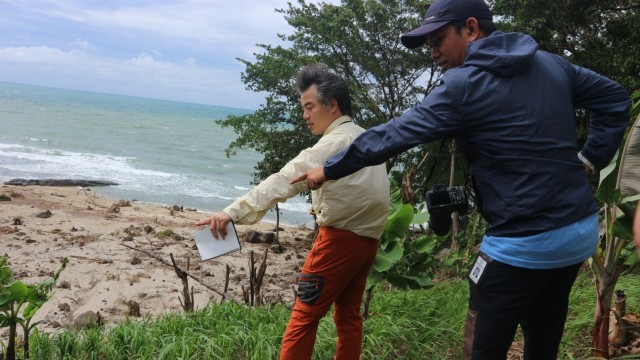 Peneliti tsunami KKP Abdul Muhari bersama koleganya dari Jepang melakukan riset di pesisir barat Banten pasca-tsunami. (Foto: Ulfa Rahayu/kumparan)