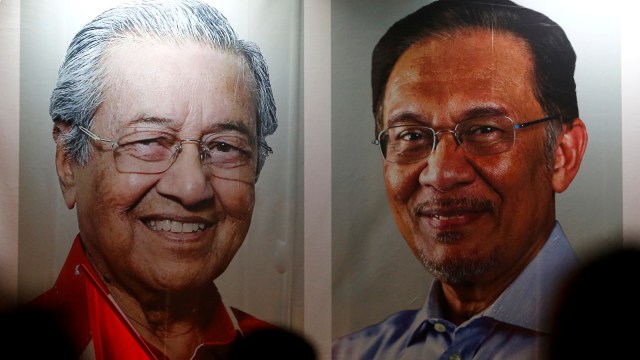Mahathir Mohamad dan Anwar Ibrahim. (Foto: REUTERS/Lai Seng Sin)