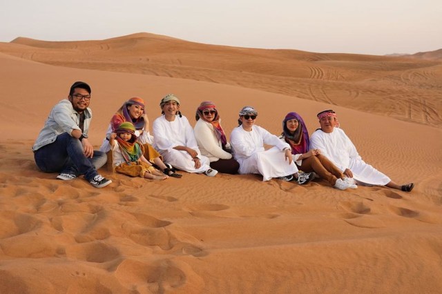 Ruben Onsu dan keluarga berpose di gurun pasir Al Habab, Dubai (Foto: Instagram @ruben_onsu)
