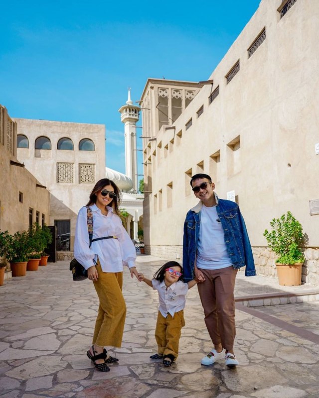 Ruben Onsu, Sarwendah, dan Thalia berpose di Al Bastakiya, Dubai, (Foto: Instagram @sarwendah29)