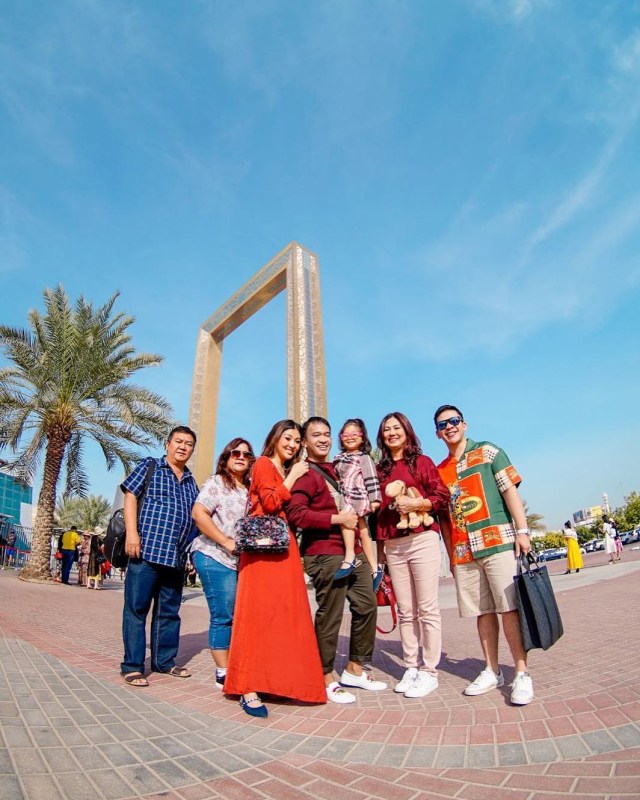 Ruben dan keluarga berpose di Dubai Frame. (Foto: Instagram @ruben_onsu)