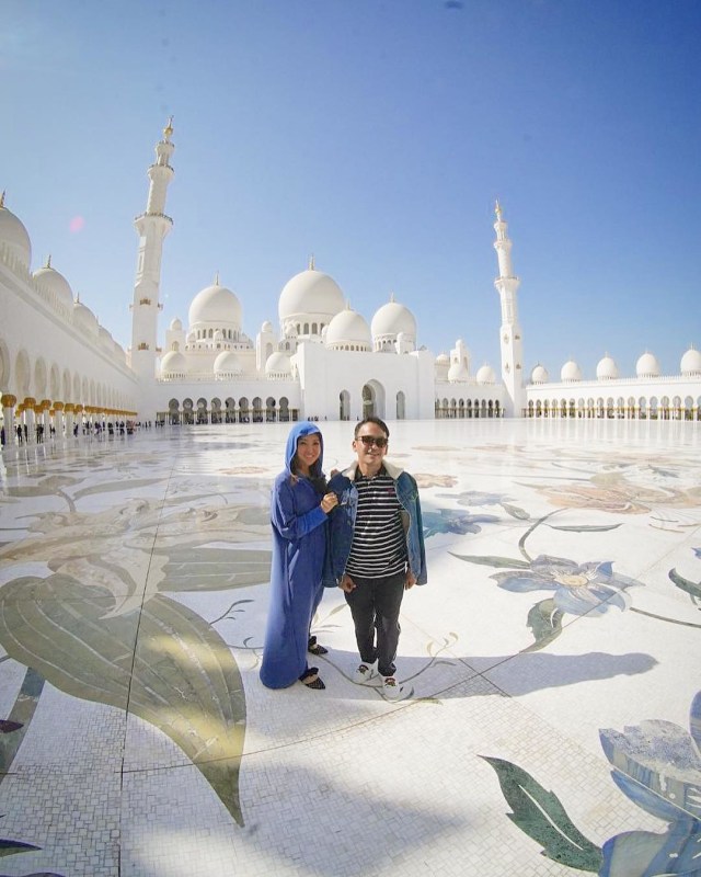 Ruben Onsu dan Sarwendah mengunjungi Masjid Sheikh Zayed, Dubai. (Foto: Instagram @ruben_onsu)