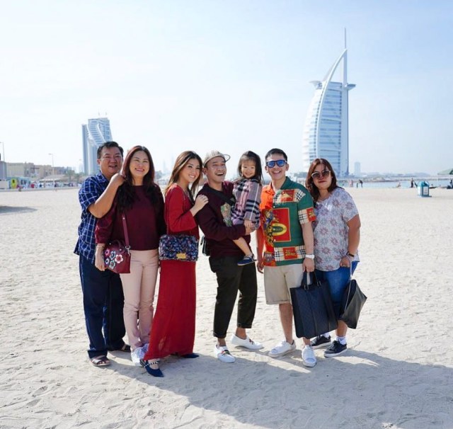 Ruben Onsu dan keluarga berlibur di Dubai. (Foto: Instagram @sarwendah29)