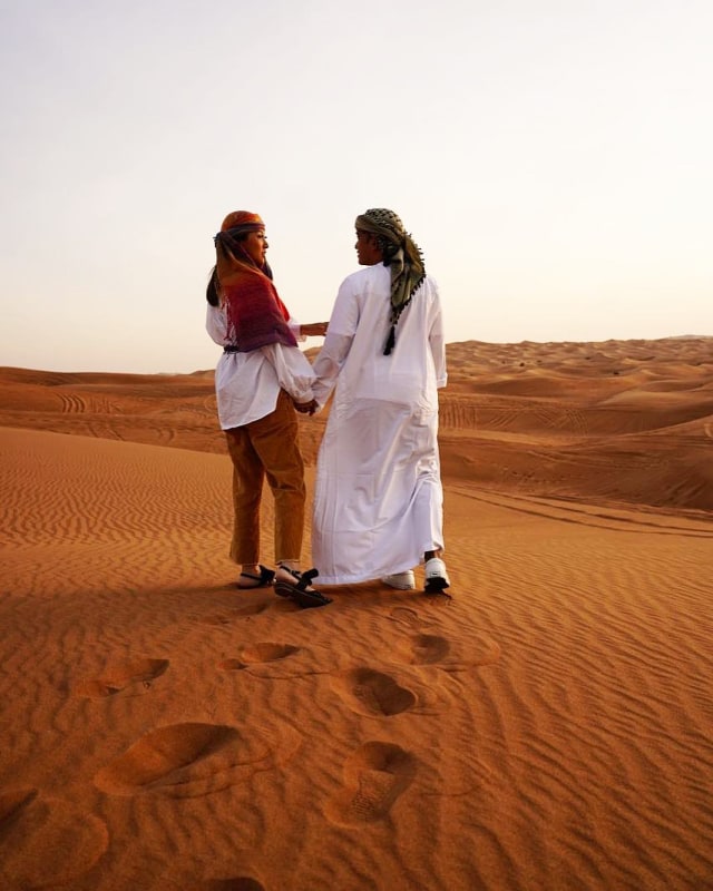 Ruben Onsu dan Sarwendah berpose di gurun pasir. (Foto: Instagram @ruben_onsu)