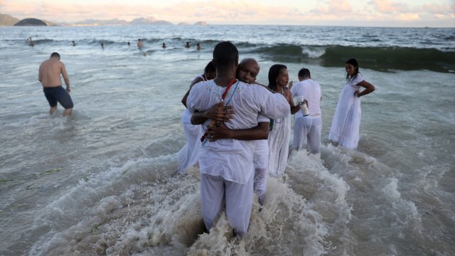 Para penganut kepercayaan Afro Brasil menghormati Yemanja, Dewi laut, menjelang New Tahun malam di Pantai Copacabana, Rio De Janeiro, Brasil. (Foto: REUTERS/Pilar Olivares)