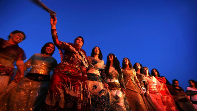 Wanita Kurdi Iran menampilkan tarian tradisional saat mereka merayakan tahun baru Nowruz. (Foto: AFP)