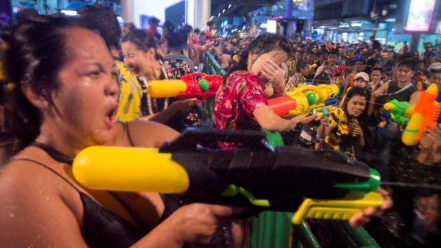 Masyarakat Thailand bersuka ria menggunakan senjata air mainan untuk menyemprotkan air saat mereka merayakan Songkran, tahun baru Thailand, di Bangkok. (Foto: AFP/ROMEO GACAD)