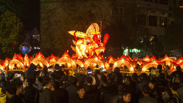 Masyarakat Cina menampilkan tarian naga dengan lampion naga di depan festival lampion Cina di Yunhe, provinsi Zhejiang, Cina bagian timur. (Foto: AFP)