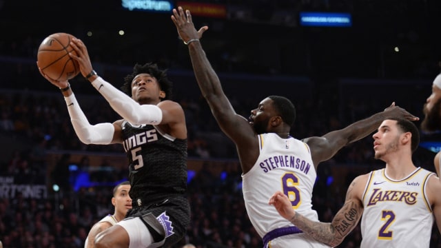 Guard Sacramento Kings, diadang oleh guard Los Angeles Lakers, Lance Stephenson. (Foto: Gary A. Vasquez-USA TODAY Sports via Reuters)