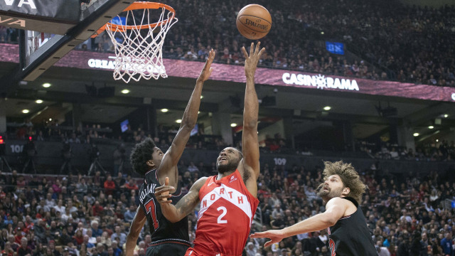 Forward Toronto Raptors, Kawhi Leonard, berusaha mencetak angka ke ring Chicago Bulls. (Foto: Nick Turchiaro-USA TODAY Sports via Reuters)