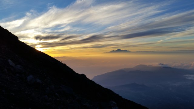 Sunrise di Gunung Agung (Foto: Wikimedia Commons)
