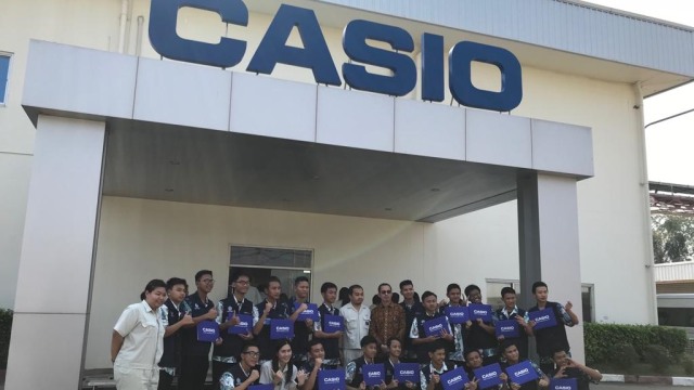 20 siswa SMK dari berbagai kota di Indonesia magang di pabrik Casio di Thailand. (Foto: Dok. Casio)