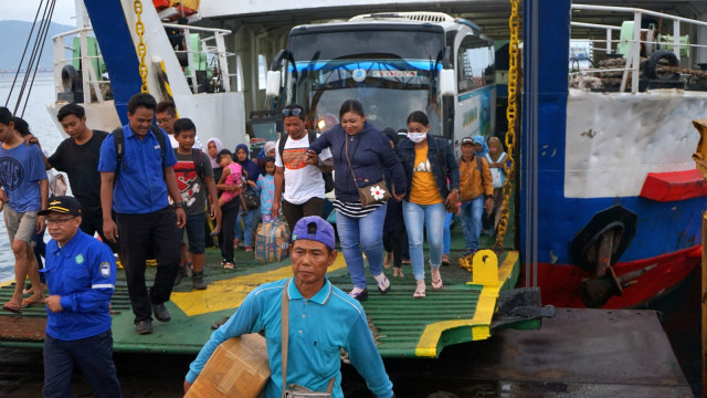 Sejumlah penumpang turun dari kapal di dermaga pelabuhan Ketapang, Banyuwangi, Jawa Timur, Minggu (30/12/2018).  Foto: ANTARA FOTO/Budi Candra Setya