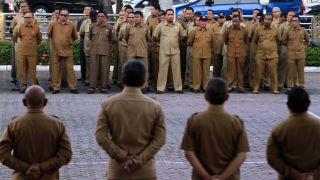 Aparatur Sipil Negara (ASN) saat upacara. Foto: ANTARA FOTO/Rahmad