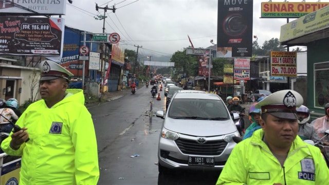 Situasi lalu lintas menuju Puncak, Bogor terpantau lancar. (Foto: Mirsan Simamora/kumparan)