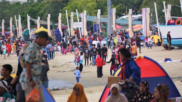 Ribuan pengunjung bermain dan berenang di Pantai Karnaval Ancol dan sekitarnya sejak sore hari, Senin (31/12). (Foto: Nugroho Sejati/kumparan)