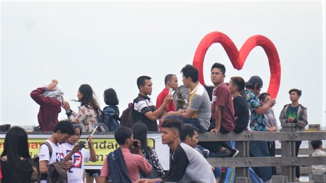Pengunjung memadati kawasan Pantai Karnaval Ancol dan sekitarnya sejak sore hari, Senin (31/12). (Foto: Nugroho Sejati/kumparan)