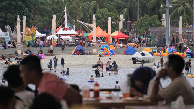 Pengunjung memadati kawasan Pantai Karnaval Ancol dan sekitarnya sejak sore hari, Senin (31/12). (Foto: Nugroho Sejati/kumparan)