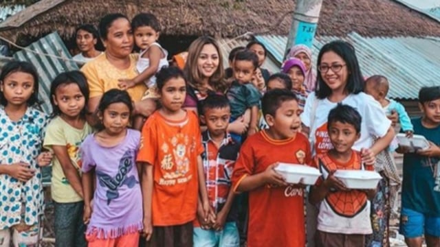 Rachel Vennya membantu pembuatan dapur umum di Lombok. (Foto: Dok. kitabisa.com)