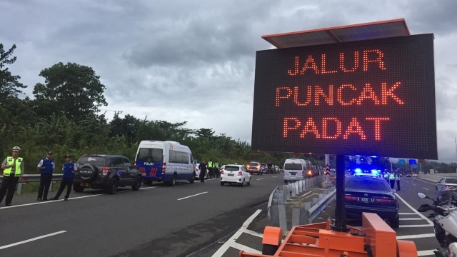 Jalur menuju Puncak Bogor resmi ditutup untuk kendaraan roda 4. (Foto: Mirsan Simamora/kumparan)