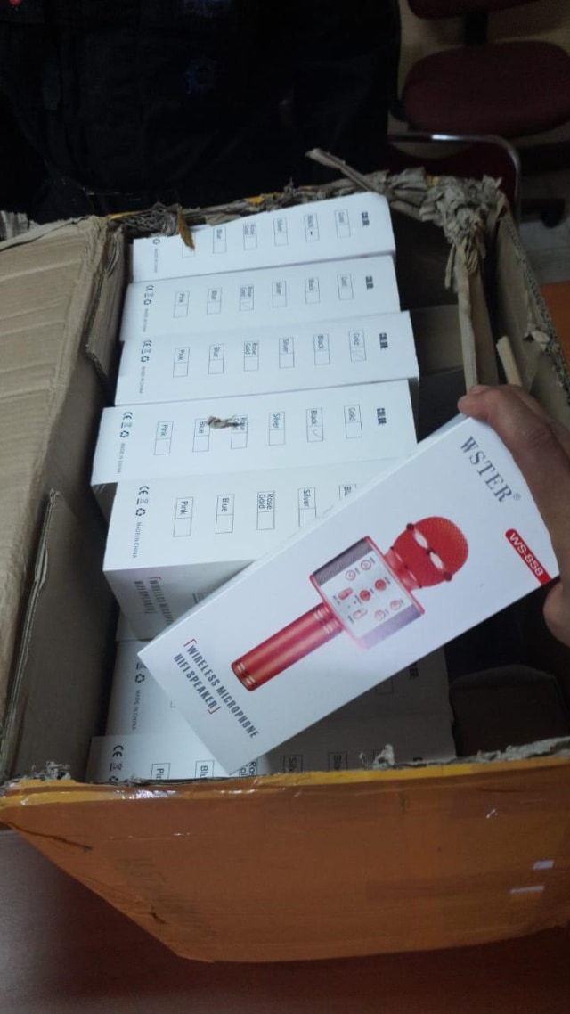 Kotak yang dicurigai bom berisi kotak mic. (Foto: Dok. Istimewa)