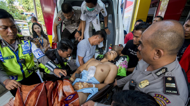 Anggota Resmob Satgas 3 Tinombala Bripka Andrew Maha Putra dievakuasi setelah tertembak ke Rumah Sakit Bhayangkara Palu, Sulawesi Tengah, Senin (31/12/2018). (Foto: ANTARA FOTO/Basri Marzuki)