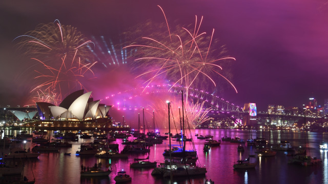 Perayaan malam Tahun Baru di atas Harbour Bridge dan Opera House di Sydney, Australia. (Foto: AFP/TAMAN PETER)