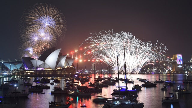 Perayaan malam Tahun Baru di atas Harbour Bridge dan Opera House di Sydney, Australia. (Foto: AFP/TAMAN PETER)