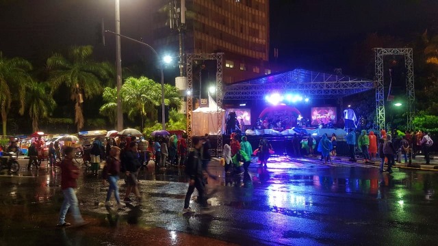 Suasana panggung di Bundaran HI yang masih diguyur hujan. (Foto: Efira Tamara Thenu/kumparan)
