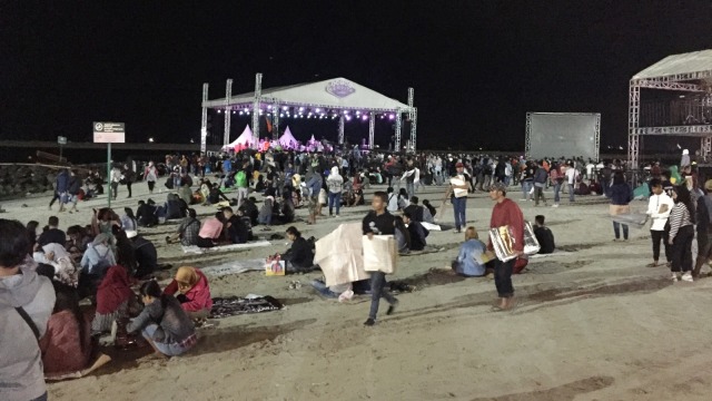 Suasana dekat panggung di Ancol ramai pengunjung jelang tahun baru 2019. (Foto: Fachrul Irwinsyah/kumparan)
