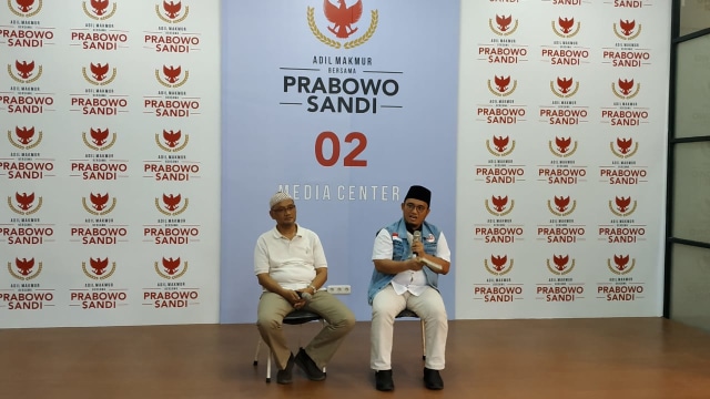 Koordinator Juru Bicara BPN Prabowo-Sandiaga Dahnil Anzar (kanan) dalam jumpa pers Refleksi Akhir Tahun di Media Center Prabowo-Sandiaga, Kebayoran Baru, Jakarta Selatan. (Foto: Maulana Ramadhan/kumparan)