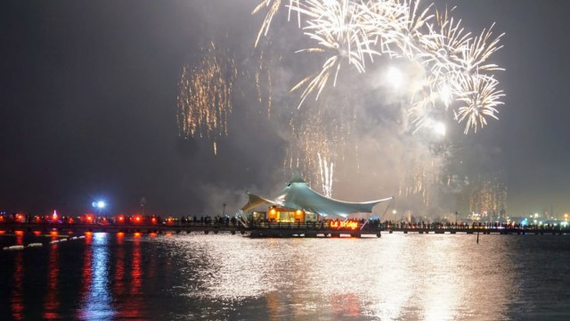 Enggak Perlu ke Luar Negeri, Ini 5 Tempat Pesta Kembang Api Tahun Baru (250)