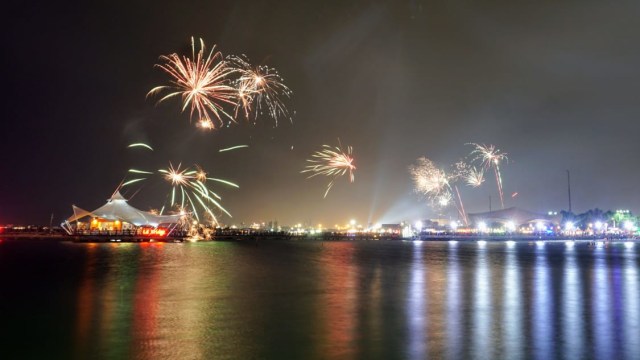 Suasana malam Tahun Baru 2019 di Pantai Ancol, Jakarta, Selasa (1/1). Foto: Nugroho Sejati/kumparan