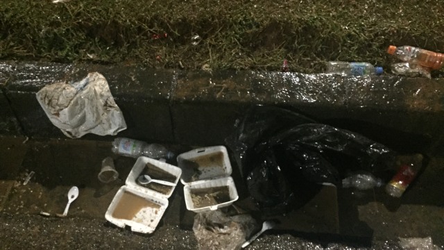 Sampah di kawasan Monas setelah perayaan tahun baru 2019 (Foto: Darin Atiandina/kumparan)