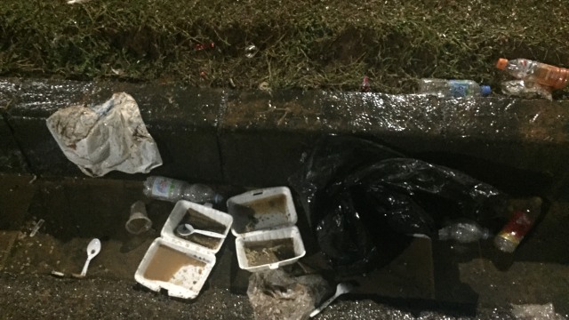 Pesta Perayaan Tahun Baru di Monas Selesai, Sampah Plastik Berserakan (313220)
