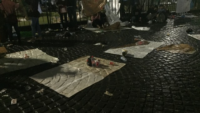 Sampah di kawasan Monas setelah perayaan tahun baru 2019 (Foto: Darin Atiandina/kumparan)