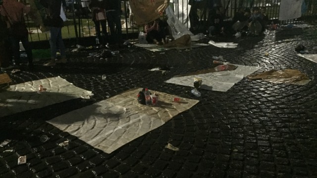 Pesta Perayaan Tahun Baru di Monas Selesai, Sampah Plastik Berserakan (313222)