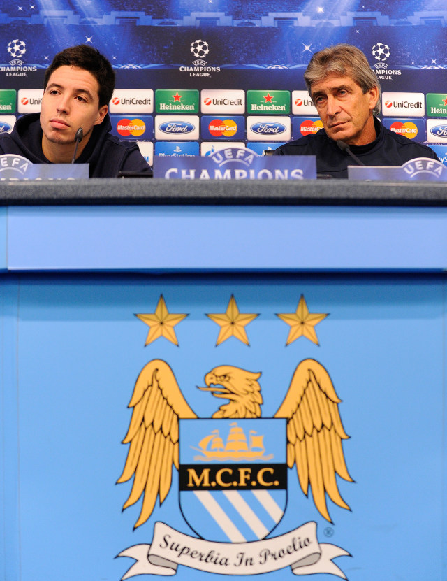 Samir Nasri dan Manuel Pellegrini saat masih membela Manchester City. (Foto: ANDREW YATES / AFP)
