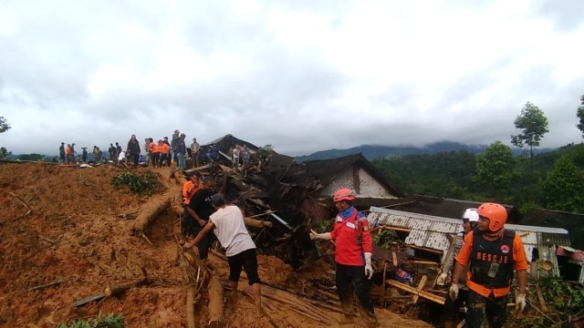 Proses pencarian korban longsor di Sukabumi. (Foto: Dok. Basarnas Bandung)