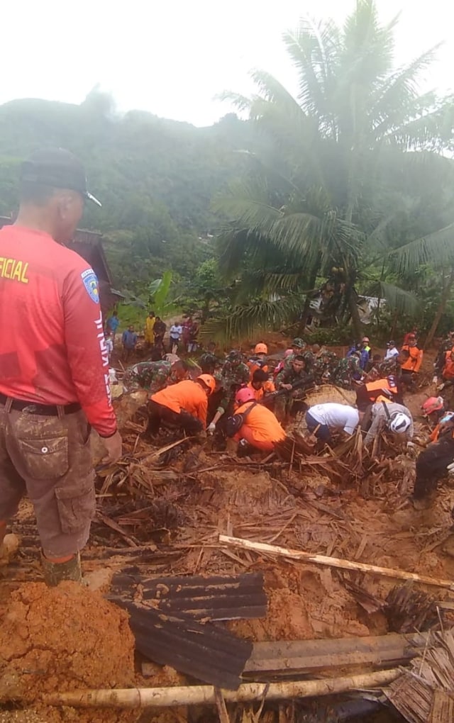 Proses pencarian korban longsor di Sukabumi. (Foto: Dok. Basarnas Bandung)