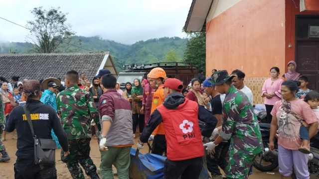 Proses pencarian korban longsor di Sukabumi. (Foto: Dok. Basarnas Bandung)