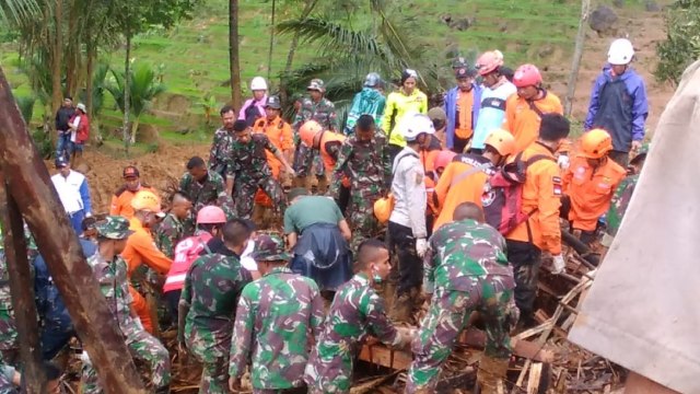 Proses pencarian korban longsor di Sukabumi. (Foto: Dok. Basarnas Bandung)