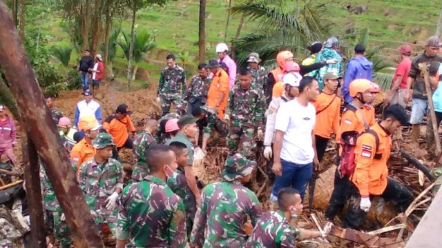 Proses pencarian korban longsor di Sukabumi. (Foto: Dok. Basarnas Bandung)