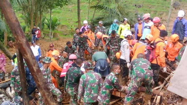 Proses pencarian korban longsor di Sukabumi. (Foto: Dok. BNPB)