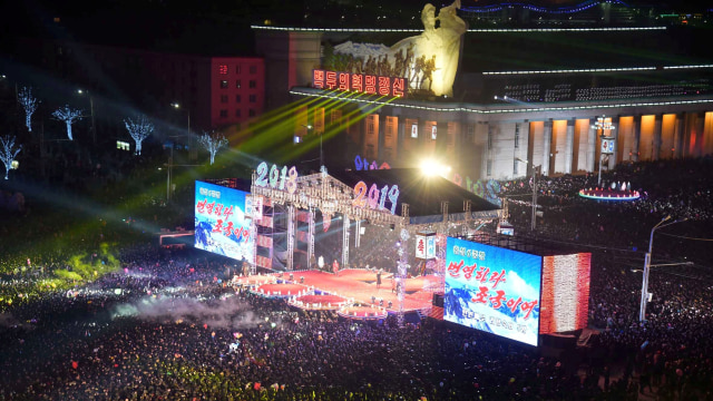 Orang-orang berkumpul di Lapangan Kim Il Sung di Pyongyang untuk merayakan tahun baru . (Foto: KCNA / via REUTERS)