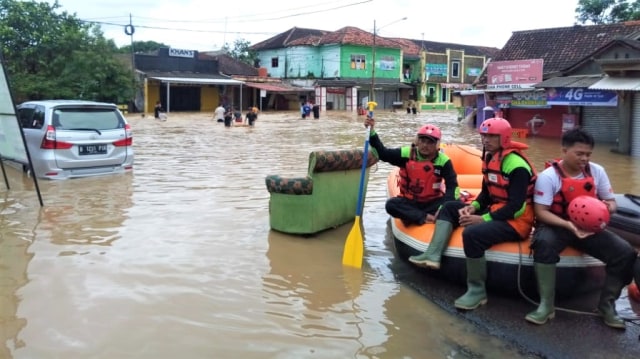 Petugas berjaga dengan menggunakan perahu karet di daerah terdampak banjir, Labuan, Banten. (Foto: Dok. Istimewa)