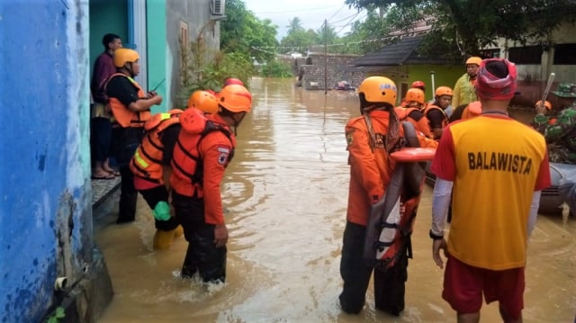 Petugas berjaga tiba di lokasi banjir, Labuan, Banten. (Foto: Dok. Istimewa)