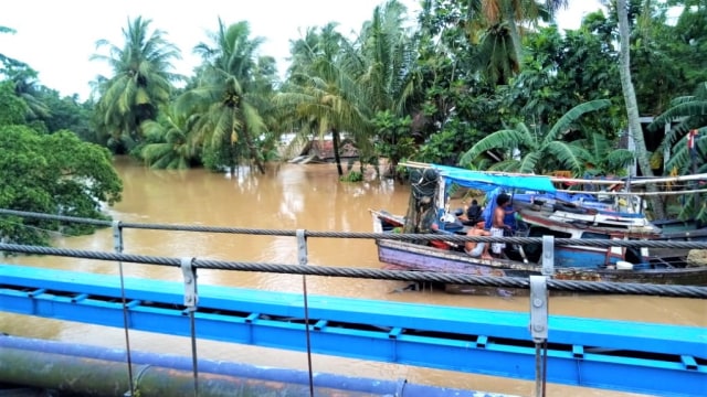 Air sungai yang meluap tinggi akibat banjir di Labuan, Banten. (Foto: Dok. Istimewa)