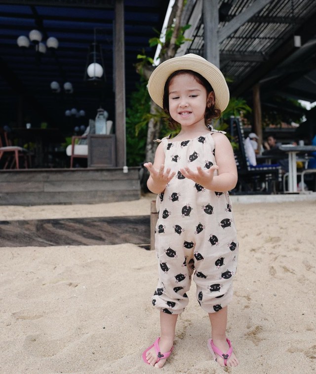 Sera bermain pasir sambil menikmati sepoi angin dan pemandangan Bali yang menawan (Foto: Instagram/Yasmine Leeds Wildblood)