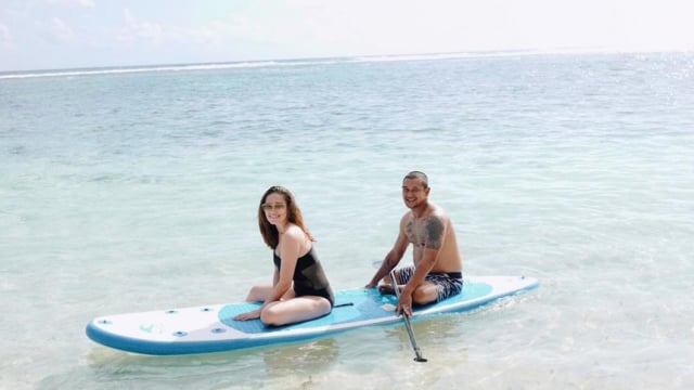 Bersama suami menikmati Bali dengan kayak (Foto: Instagram/Yasmine Leeds Wildblood)